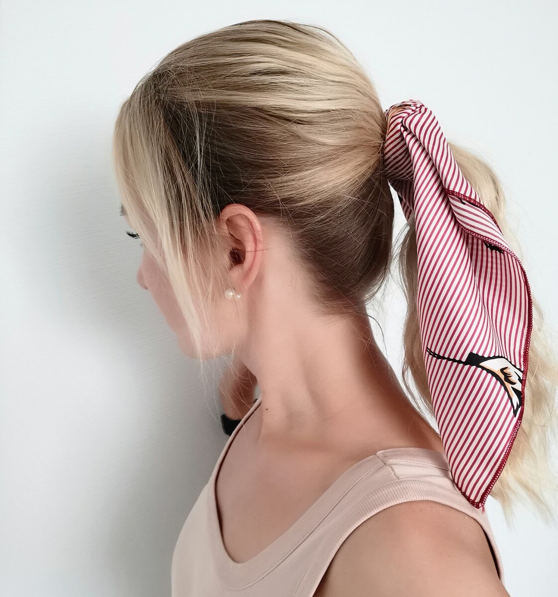 Используя платок или ленту, можно сделать несколько красивых причёсок. 1. Сделай хвост (высокий или низкий или что-то между, как я), резинку оберни платком, концы его оставь свободными. 