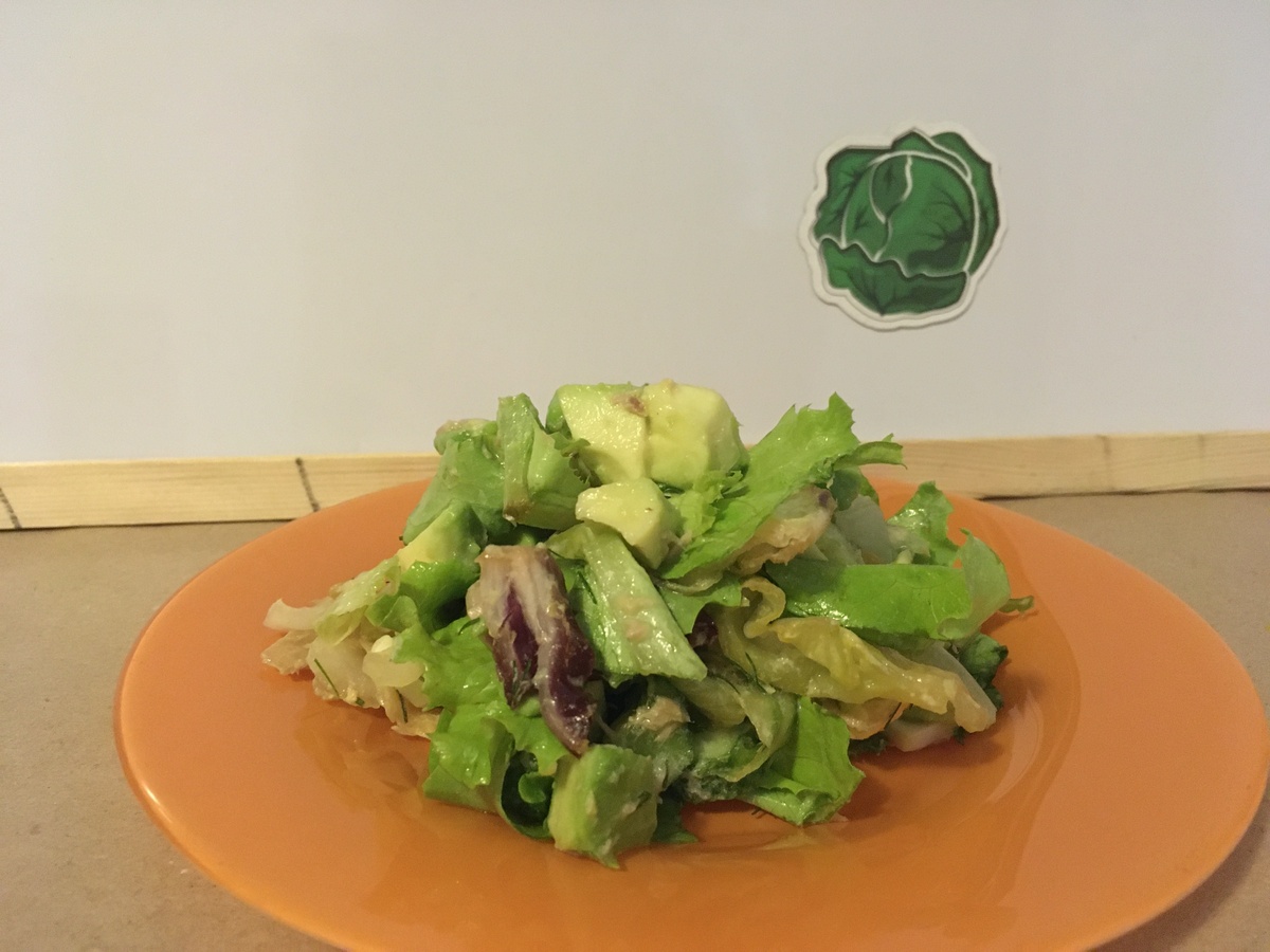 Салат с зеленью, авокадо, огурцом и тунцом