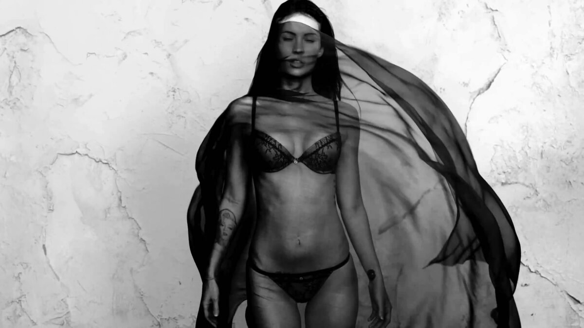 Мегна Фокс в белье от Армани.