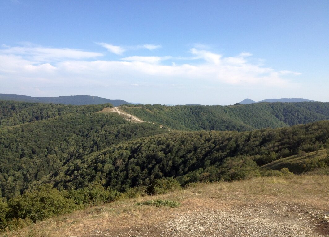 Гористая местность близ Геленджика скрывает водопады и прочие дольмены