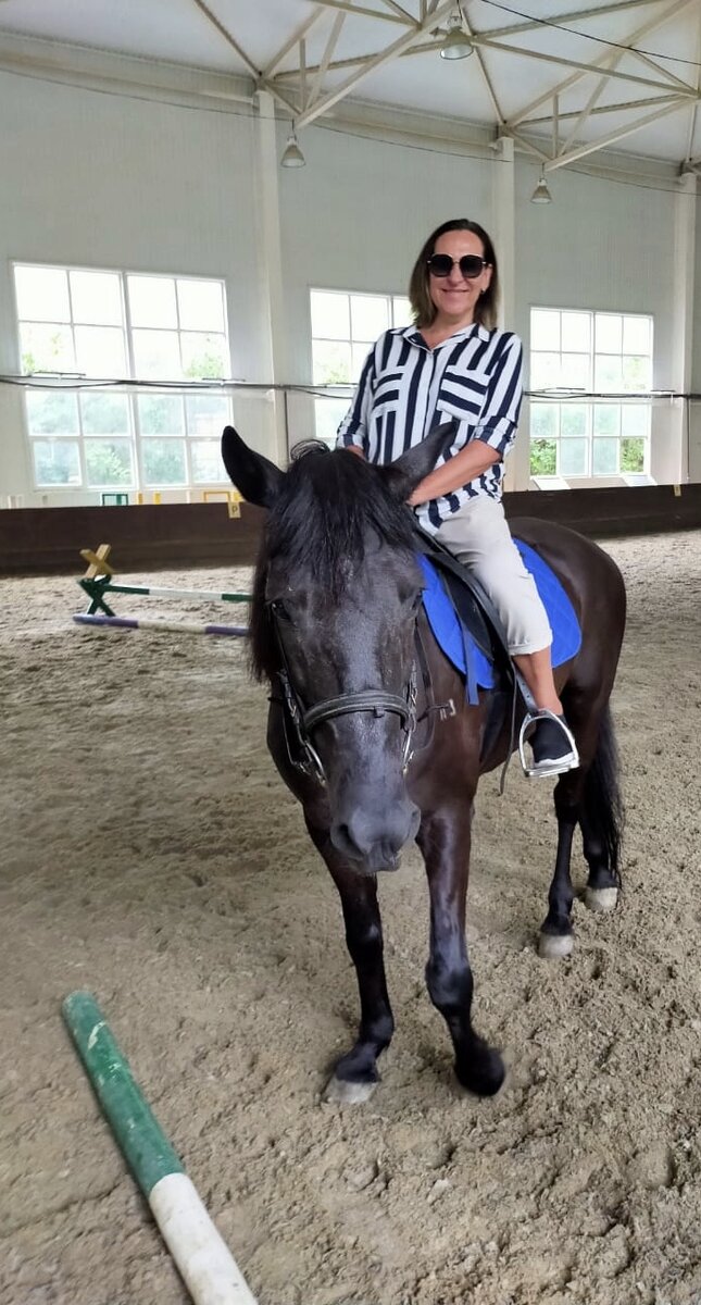 Первый раз верхом на коне. Улыбаюсь, значит все хорошо...