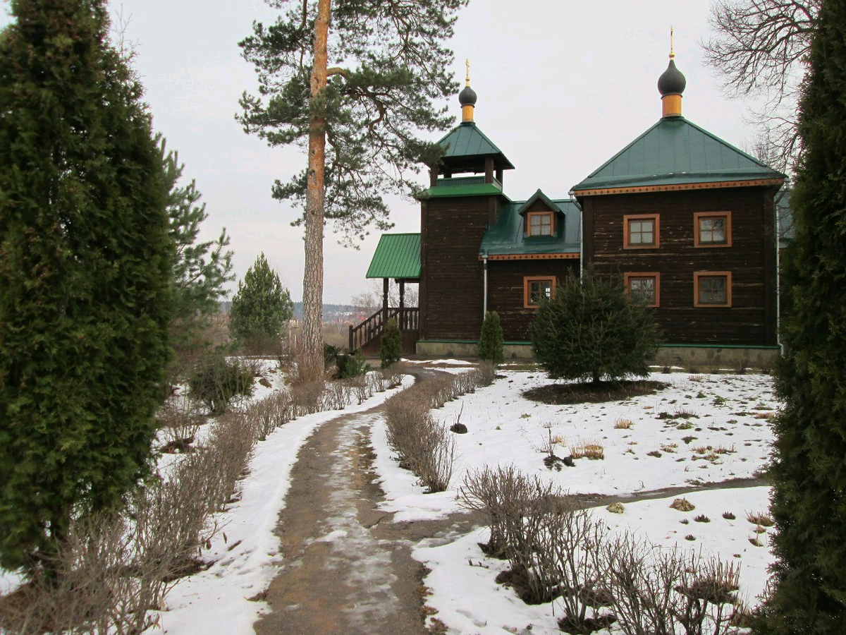 По этой дорожке я ходила на утренние молитвы...