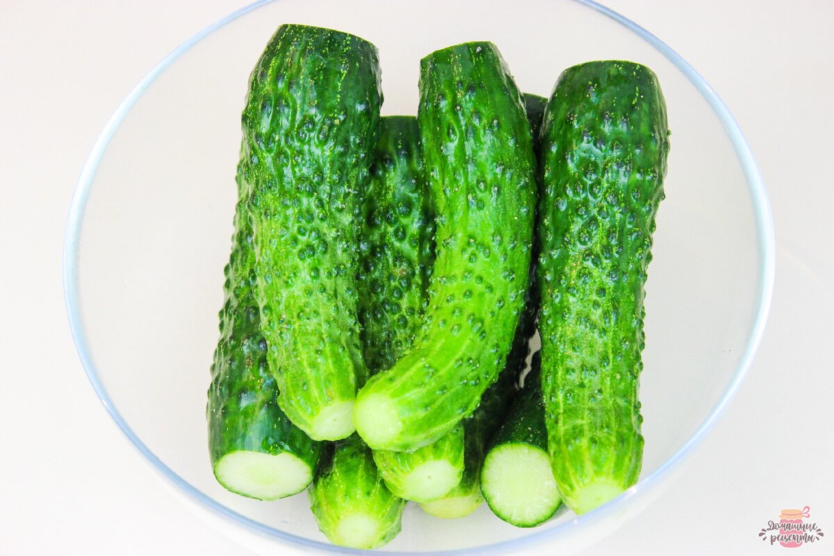 Огурцы хорошо моем, обрезаем кончики. 