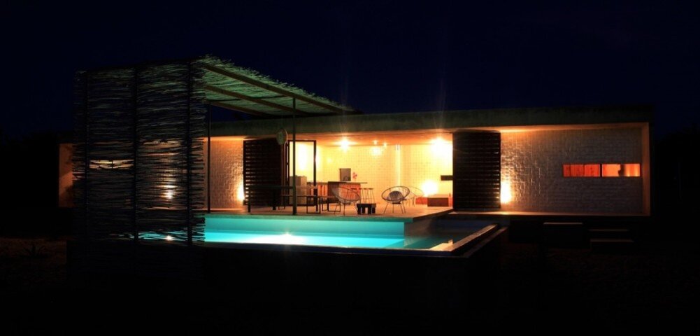 Вид на тот же дом ночью