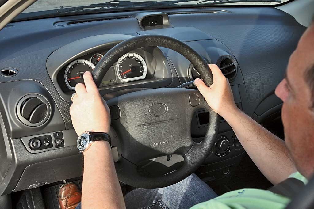 как правильно настроить руль в автомобиле. правильная поза водителя за рулём автомобиля. правильная посадка за рулем. посадка водителя за рулем. правильная посадка за ру.