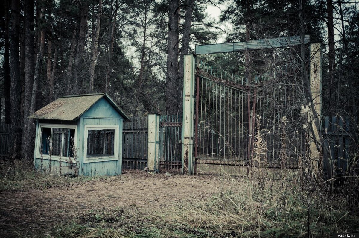 Какой то заброшенный лагерь,  где-то на просторах России