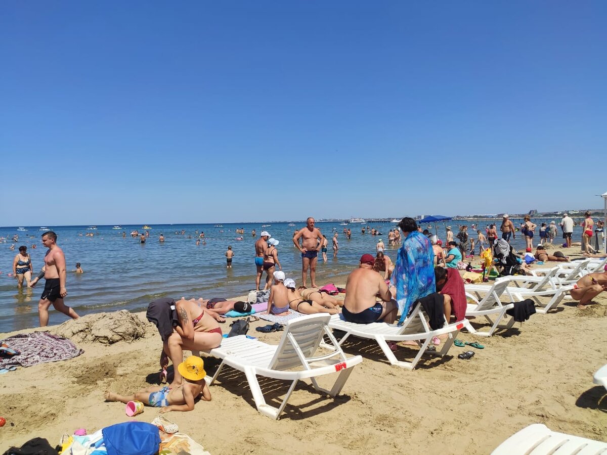 Золотой пляж. Пройти немного правее - будет Центральный пляж. По сути, это один и тот же пляж, просто каждый вход имеет свое название.