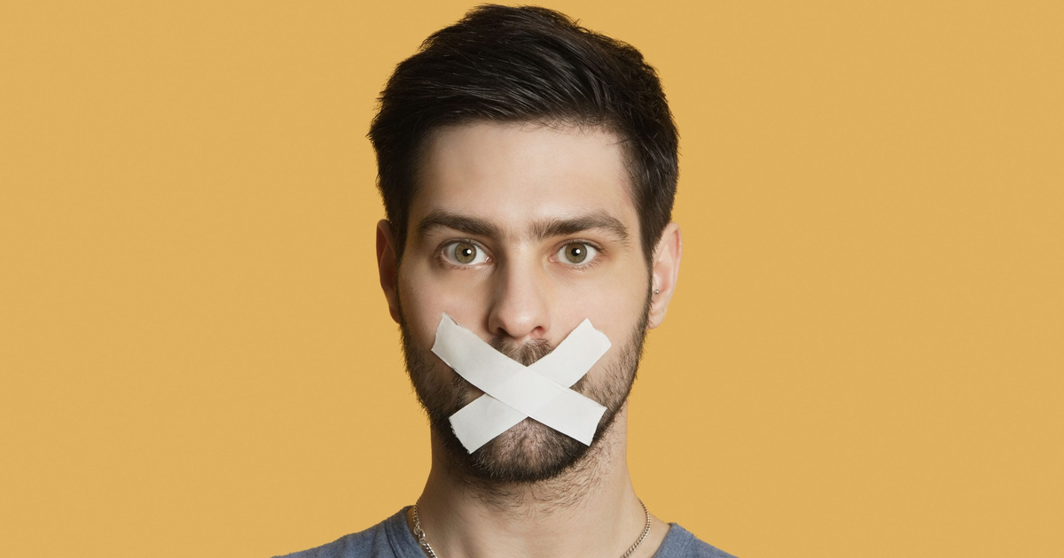 эмоциональные переживания. закрытый рот. закрыть рот. мужчина медитирует. тревога волнение.