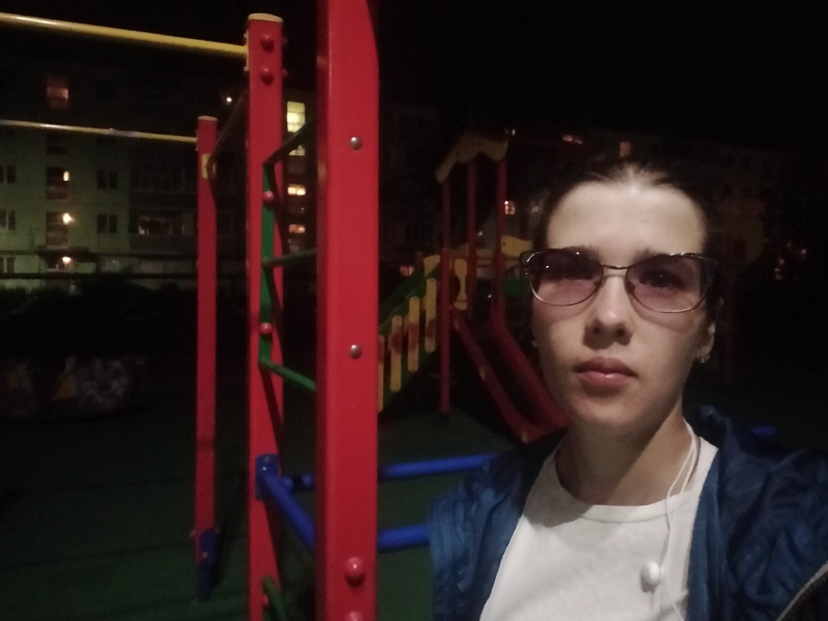 
Однажды ты перестанишь бояться. Перемен. Событий. Людей. Придёт день, когда даже смерть не будет тебе страшна.

Ты будешь готов встретиться с ней лицом к лицу. Не потому, что не хочешь жить. А потому, что узнал всю красоту и глубину жизни и любви. Смог почувствовать всем существом, всем сердцем - для чего ты родился и жил все эти годы.

У тебя совсем не останется притензий к людям, с кем не сложилось отношений -дружеских, родственных, личных. Лишь лёгкая грусть - как тень на твоём сердце останется с тобой. О тех, кто не понял, не принял, не простил. О тех, кто не захотел и не сумел пройти с тобой этот путь.

Путь к самому себе и своему сердцу.

И чем дальше ты идешь этим путём, тем отчётливее видишь, что на пути к себе - нет границ, нет страхов, нет ограничений. Всё это - лишь проверка, экзамен. Насколько ты готов к встрече с собой настоящим?

Насколько ты готов отказаться от навязанных ценностей и убеждений? Насколько ты готов потерять всё, чтобы обрести самого себя и искреннюю ценность жизни?

Насколько ты готов отказаться от необходимости быть удобным и предсказуемым? Насколько ты готов отказаться от второстепенного, чтобы сохранить главное?

Насколько ты готов к смерти, чтобы обрести жизнь? Насколько ты решителен и тверд в своем намерении жить своей жизнью, своими ценностями и мечтами?

И когда ты обретёшь внутреннюю смелость и решимость прожить по-настоящему честную и настоящую жизнь - жизнь по сердцу, жизнь по душе, - ты станешь непобедим. Жизнь станет для тебя благословением и надёжным фундаментом для реализации твоей мечты и предназначения.

Ты закалил своё сердце в искреннем стремлении быть честным, быть искренним и открытым. Прежде всего, по отношению к самому себе.

А значит, самое время для счастья.
Это твоя территория. Территория твоего счастья.
