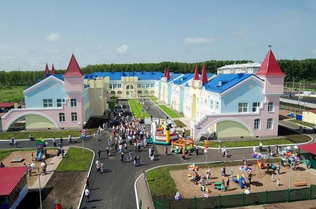 В п. Саянский Красноярского края 06.08.2013 г. открылся детский сад на 290 мест. Детский сад оборудован бассейном, спортзалом, компьютерным залом и игровыми комнатами, отдельно для каждой возрастной группы. Фото с сайта Сделано у нас.