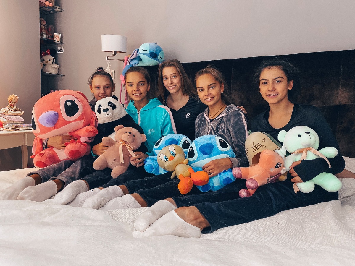 Слева направо : Дарья Трубникова - Чемпионка Юношеских ОИ, Арина и Дина Аверины - Чемпионки Мира и  Европы, Вера Бирюкова - Олимпийская Чемпионка в Рио--де- Жанейро, Лала Крамаренко - Чемпионка Юношеского Мира.