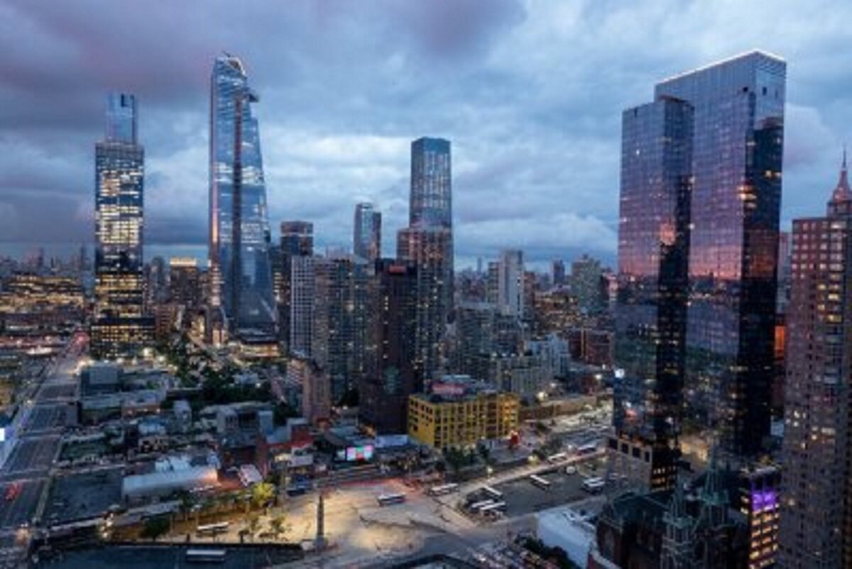 Слева самый высокий отель Европы