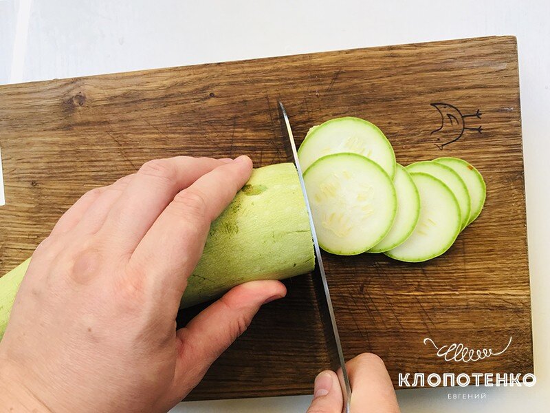 Помойте один светлый кабачок и нарежьте его тонкими кружочками толщиной 2-3 миллиметра.