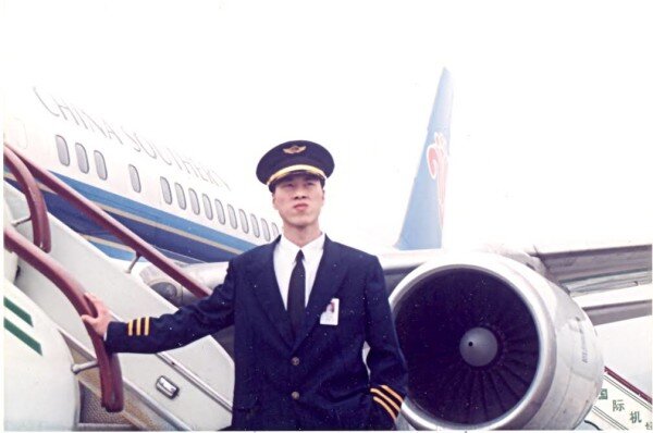 Чжан во время работы в качестве пилота в авиакомпании China Southern Airlines (Китай в 1990-е годы. (Image: Courtesy of Zhang Guoliang)