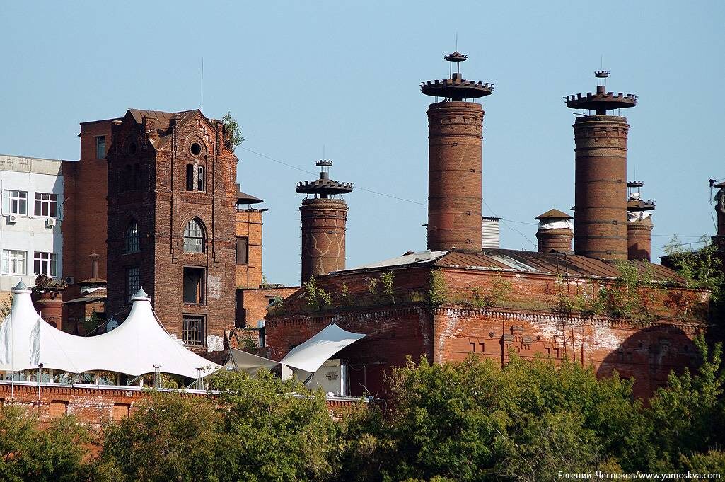 Мужчина, представившийся Геннадием, причиной установки забора назвал "противоаварийные работы". Так, может быть "авария" уже случилась? 