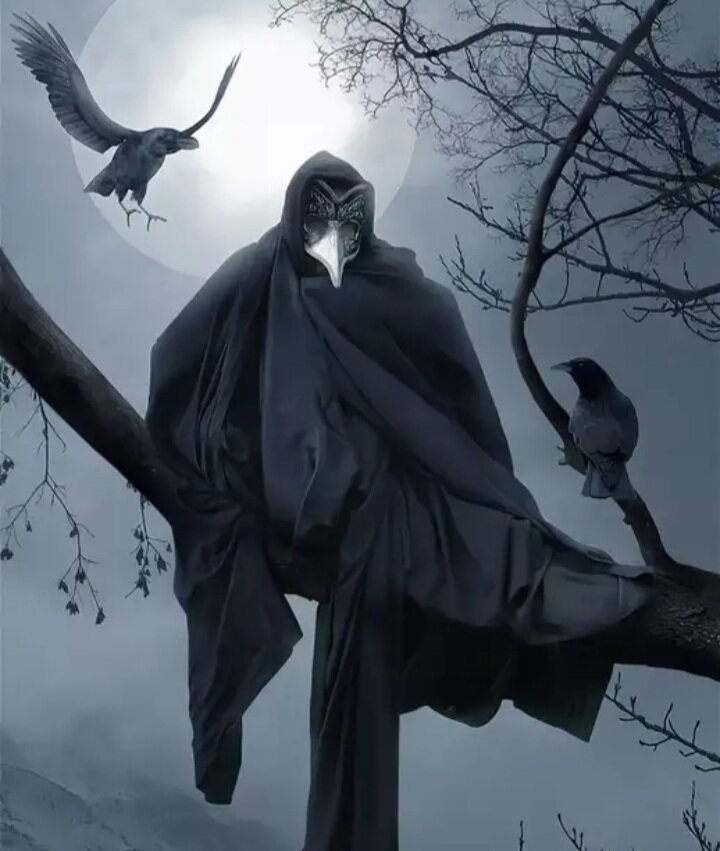 Конец двухтысячных. Звонок от соседей моей маме: 
- Света, что-то с Васей случилось (мамин старший брат). Уже несколько дней его не видели, скотина в хлеву ревет. Подходили к дому – замок на дверях висит. Приезжай. 
Родители срываются в тот же вечер и едут за триста километров на мамину малую родину. А дальше начинается кошмар, длиною в почти двадцать лет. 
 
Пропал без вести… Много сил на поиски, еще больше душевных сил, т.к. кто с этим сталкивался, тот меня поймет: лучше один раз похоронить и отплакать своё, чем день ото дня ждать, надеяться и верить, что вот двери откроются, и он зайдет. Мама плакала не переставая, постарела на глазах буквально за первые полгода. Мы с папой старались держать себя в руках, чтобы хоть как-то ее поддержать и окончательно не дать утонуть в отчаянии. 
 
И вот, в какой-то из осенних дней звонит мне мама и просит отвезти ее к какой-то женщине со способностями. Я, откровенно, очень скептически относилась тогда к подобным вещам, но решила, что пусть и без толку, но съездим, чтобы мама себя еще больше не накручивала: мол, сделала всё, что могла. Садимся в машину, полчаса, и уже на месте. Трехэтажный домик, квартира-сталинка на первом этаже. Заходим. Хозяйка - женщина лет сорока. Маленькая, худенькая, личико, словно у фарфоровой куклы - бледное, жилки голубыми ниточками на лбу просвечивают. И огромные глаза. Глаза–омуты. Про такие говорят: глянет – утонешь, имени своего не вспомнив. Приглашает нас на кухню. Там ни шаров хрустальных, ни колод карт, ни бубнов каких, в общем, никакой магической атрибутики, словом, обычная кухня. 
 
Мама за стол садится, я в дверях кухни на табуреточку пристраиваюсь, со стороны наблюдаю. Просит фотографию. Мама, уже не раз обжегшись на подобных «сеансах», в ответ просит сначала саму рассказать с каким вопросом мы к ней пришли. Женщина берет маму за руки, опускает голову и на какое-то время погружается в транс. Сидим. Молчим. Ждем. И вдруг экстрасенс произносит: 
 
- Васю своего ищешь? Правильно, никого терять нельзя, а уж тем более забывать. 
И дальше начинается какой-то анреал: монотонно, на одном дыхании, будто и вовсе ей дышать не надо, начинает женщина рассказывать о дяде. И какие травмы у него при жизни были, и какие увлечения. И что воду любил, и купался до самых заморозков. И про любовь его отчаянную да несчастную. Слушаю я это, а сама в каком-то смятении: мозг судорожно ищет материального объяснения всему происходящему. Может, мама проболталась, когда о встрече договаривалась? А может, знакомые, что дали номер телефона женщины, ей какую инфу слили… Да только в этот самый момент женщина резко голову поднимает и пристально на меня смотрит. А глаза у нее просто черные, будто и вовсе радужки нет, одни зрачки. 
 
- Ты, Танька, глупостей-то не думай. Людям верить надо. Лучше мужу своему передай, чтобы коляску детскую начал присматривать. Скоро качать будет. А крест на шею надень, это не украшение, чтоб его как колечко какое: то носить, то снимать. 
 
Стоит ли говорить, что про детей будущих я ни сном, ни духом на тот момент, да и крестика рассмотреть она на мне не могла, ведь чай не лето, одежда теплая, закрытая. А женщина уже опять на маму переключилась и говорит: 
- Не плачь. Найдешь, как снег сойдет. Только не сейчас найдешь, а много лет спустя. А пока ходи в церковь, да нищим на паперти милостыню подавай. Они тоже потерянные, только их никто не ищет. 
 
Много еще чего тогда та женщина рассказала такого, чего мы сами уже не помнили за давностью лет. Про будущий переезд мой рассказала, да про смену работы. Сказала, чтоб папа ноги берег (и правда, на него спустя некоторое время забор бетонный упал, и как результат - гипс на несколько месяцев). А в конце встречи как-то обмякла, будто из нее все силы разом вышли. Мы ошарашенные с мамой посидели еще немного, да и встали уходить. Мама попробовала женщине какие-то деньги всунуть, да она просто от нас отмахнулась. Так и расстались: мы ушли, дверь за собой сами закрыли, а она в кухне сидеть осталась. 
 
В ту же ночь мне сон приснился. Будто возвращаюсь я поздно вечером в деревенский дядин дом. Темно уже, а в доме все огни горят, прям иллюминация. Окна открыты, двери. В дверях стоит эта женщина, руки скрестила, ждет, когда я подойду ближе. Подхожу, здороваюсь и хочу зайти, а она меня не пускает. Я злюсь, отталкиваю её, а она хоть и маленькая, тщедушная, а сила в ней нечеловеческая, будто в бетонную стену бьюсь. Устала, отошла от дверей на шаг. Вот тогда женщина обернулась в глубь дома, да и крикнула: 
 
- Вась, выйди. К тебе тут пришли! 
А из глубины дома дядин голос: 
- Нет, рано еще. Скажи, что как освобожусь, так сам приду. 
На этом сон оборвался, и больше я ни разу ничего подобного не снила. А история получила свое продолжение спустя много-много лет. Нашли мы своего «потеряшку», как и сказала тогда та женщина, когда уже и ждать особо перестали. В середине марта позвонили нам следователи и попросили маму в центр судебных экспертиз приехать, да анализ ДНК сдать. По анализу тому и опознали останки....
