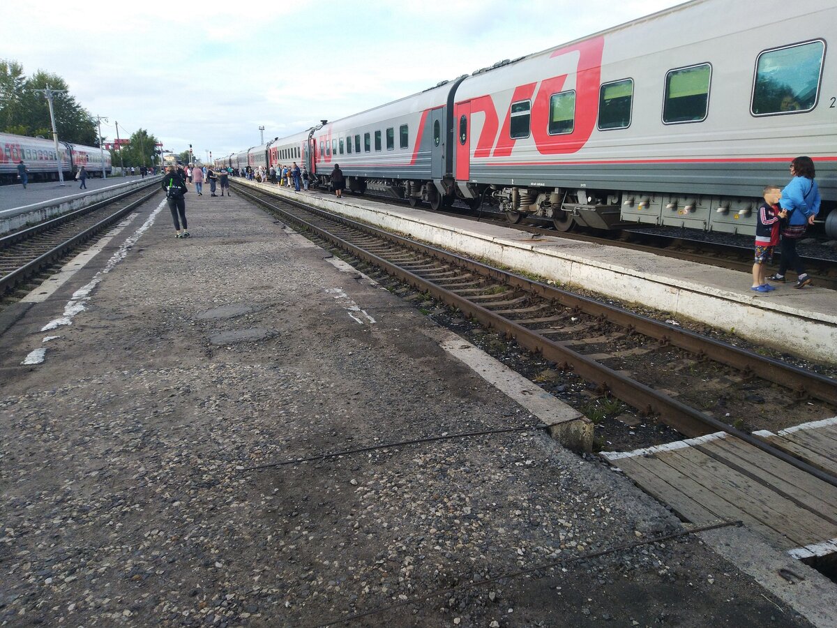 На перроне, идет посадка в вагоны