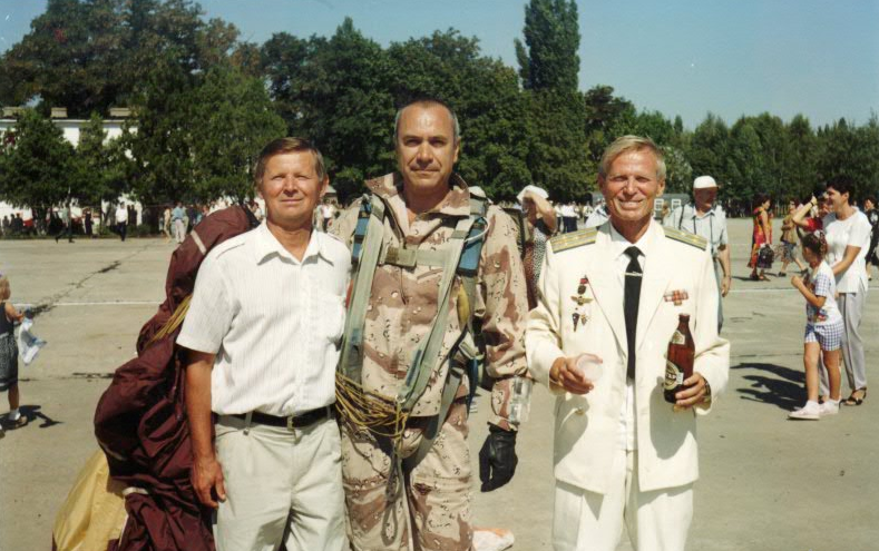 Аэродром Кульбакино, г. Николаев — с братом Владимиром и нач. ПДП Центра Геннадием Ивановичем Кустовым 18 августа 1998 года отмечаем день Воздушного Флота СССР.