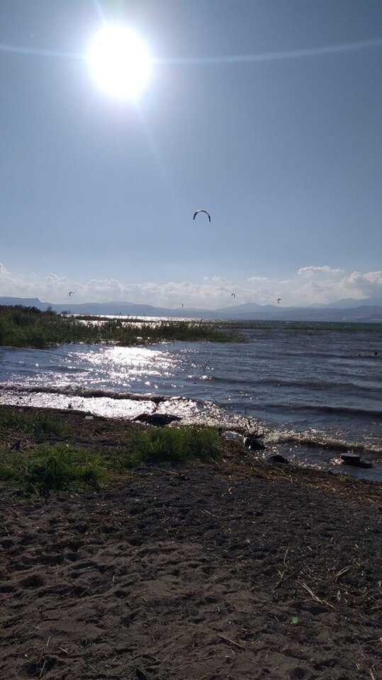 На озере в неспокойную погоду, часто можно увидеть волны
