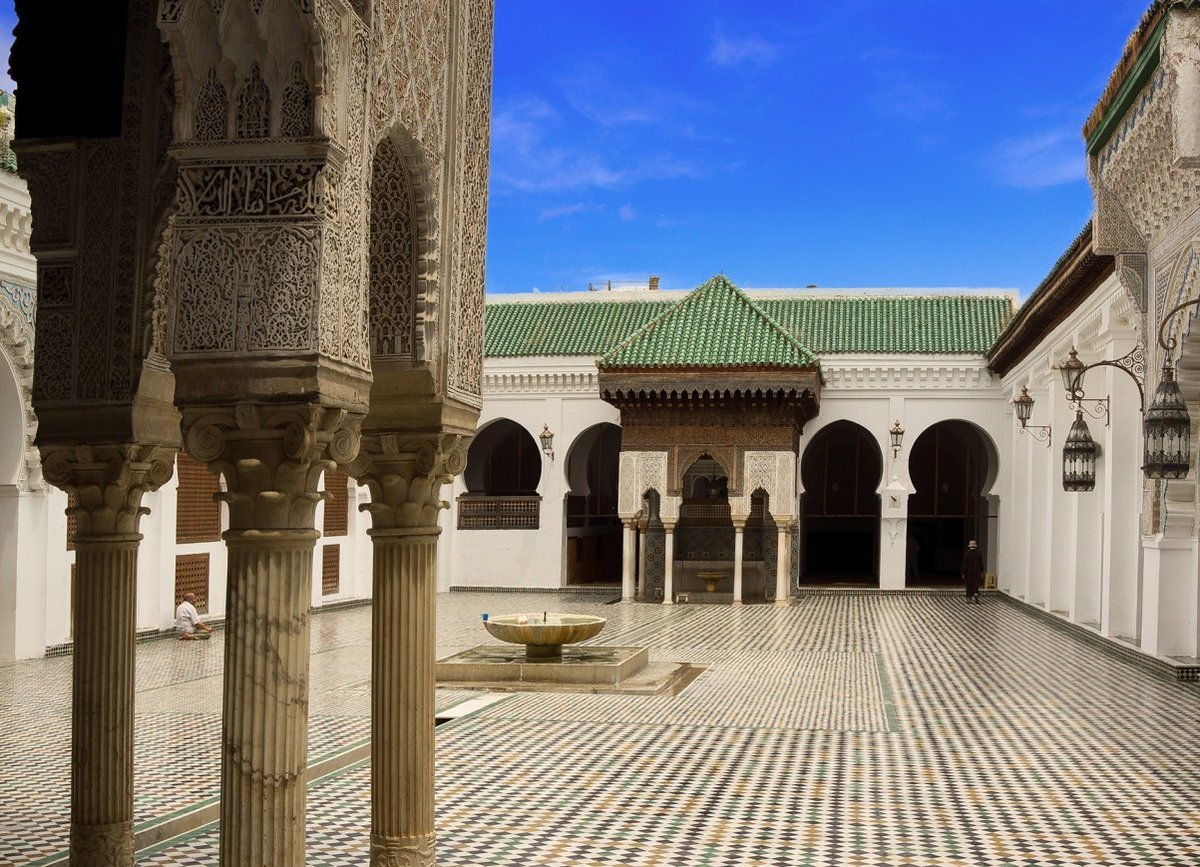 Древнейший из университетов - Аль-Карауин в марокканском Фесе, открыт как мечеть в 859 году на средства переселившейся из Туниса купеческой семьи аль-Фихри, и очень быстро стал центром религозного образования. Но изучали в нем не только теологию и не только ислам - в числе его "выпускников" (кавычки здесь потому, что выпусков тут не отмечают и дипломов не выдают, до сих пор)  Ибн Араби, Ибн Хальдун, Аль-Идриси, Маймонид, Лев Африканский и - Герберт Орильякский, будущий папа Сильвестр II