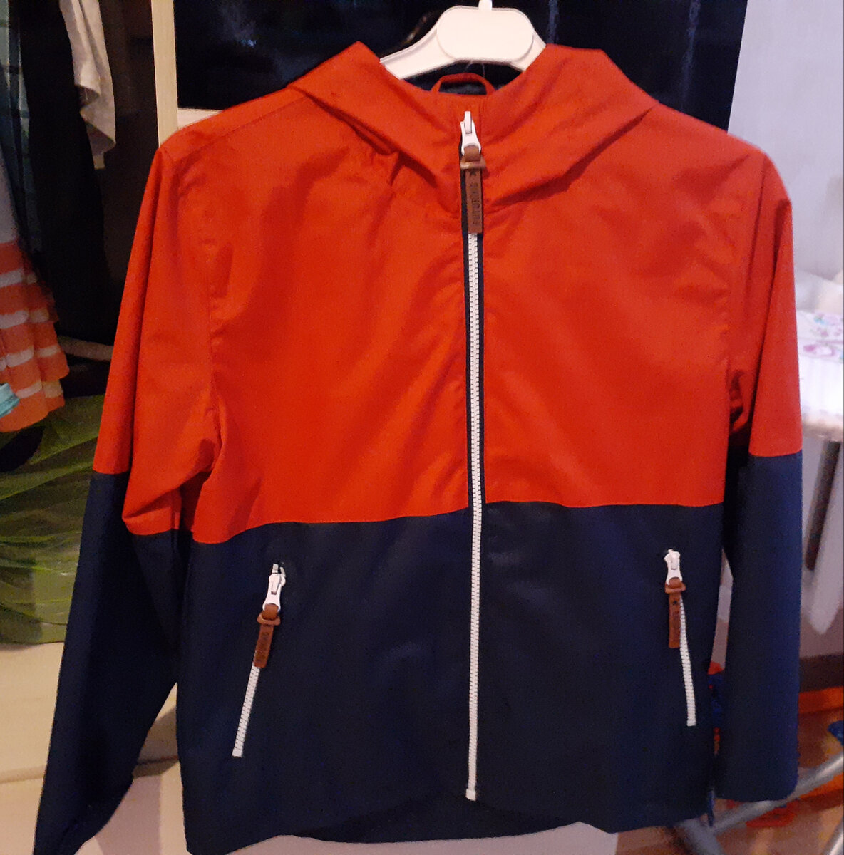 Подарком пошла и ветровка (700р.)