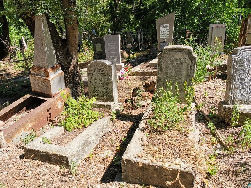 В первом ряду три разных памятника. Железный, без опознавательных знаков. Затем памятник без дат, но с надписью "Иван Ксенофонтович и Наталья Ильинична Носовы. Дорогим отцу, матери и сестре." Третий памятник содержит ФИО и даты жизни, а также эпитафию (не сфотографировала ближе).