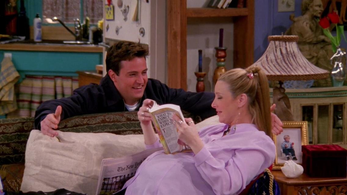 Лиза Кудроу на съемках «Друзей» штудирует книги по рождению детей. Фото с сайта IMDb