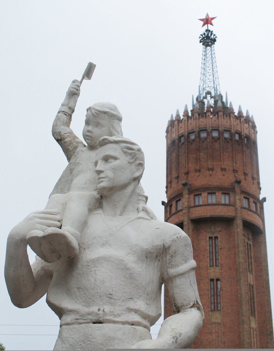 Садово-парковая скульптура "На парад!" - перед бывшей водонапорной башней, в которой расположены экспозиции "Музея истории политических репрессий"