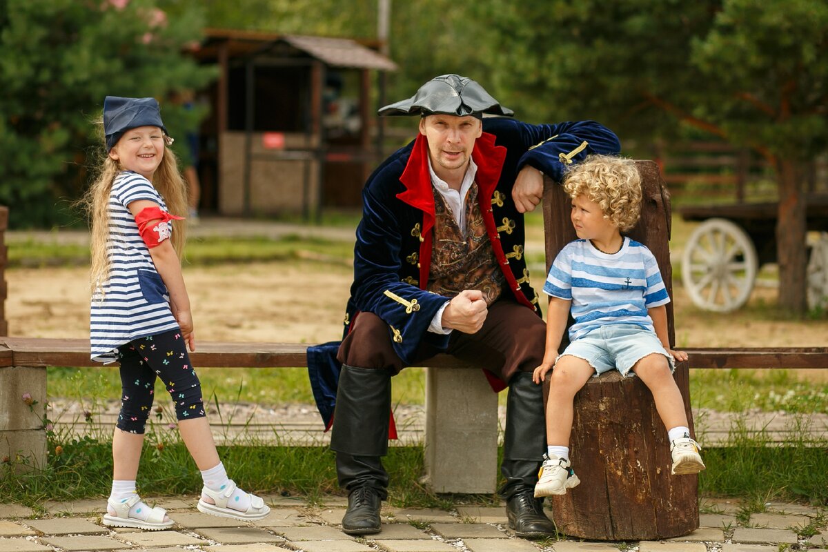 Летом почти все праздники на улице... Но то - ЛЕТОМ!