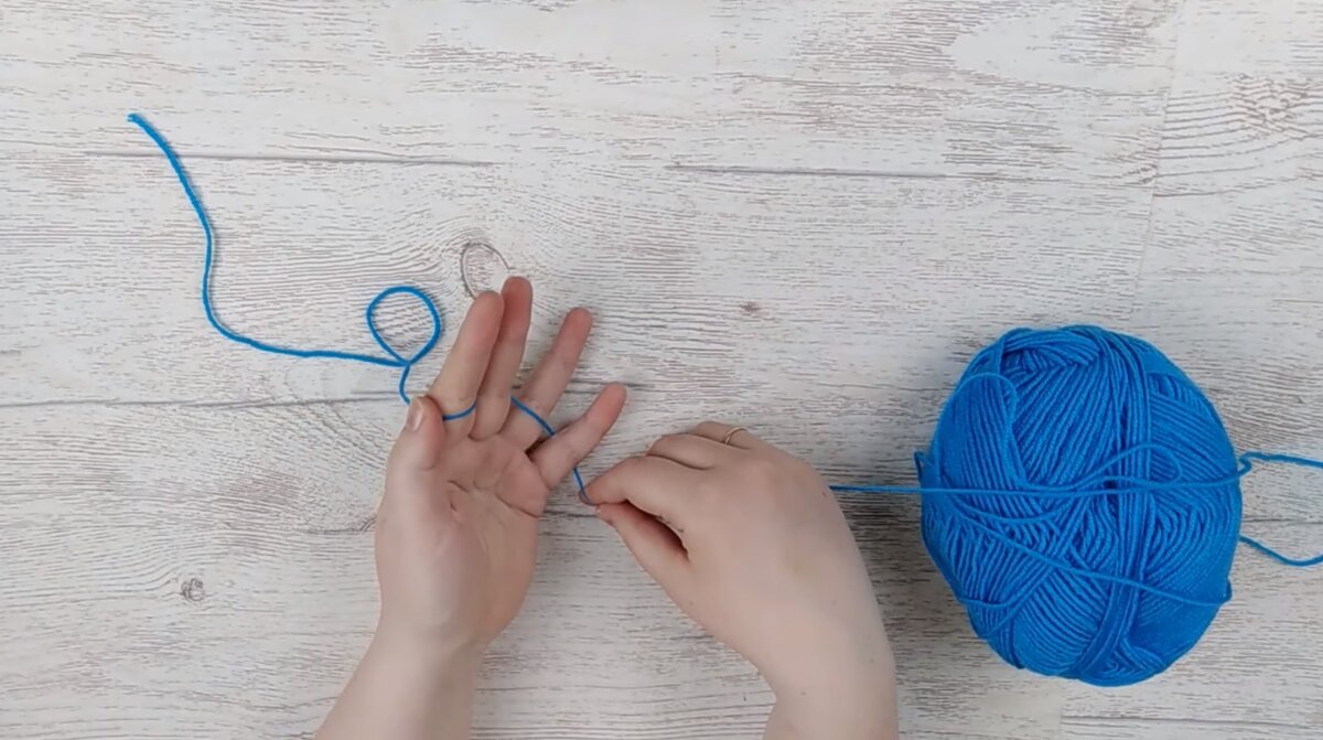 Вместе с вами свяжем снуд (шарф в несколько оборотов), имея только пряжу и свободное время. Можете взять нежную и мягкую плюшевую пряжу от Ализе, с уже готовыми петельками Alize Puffy. Либо любую другую по составу шерсть, акрил, хлопок.