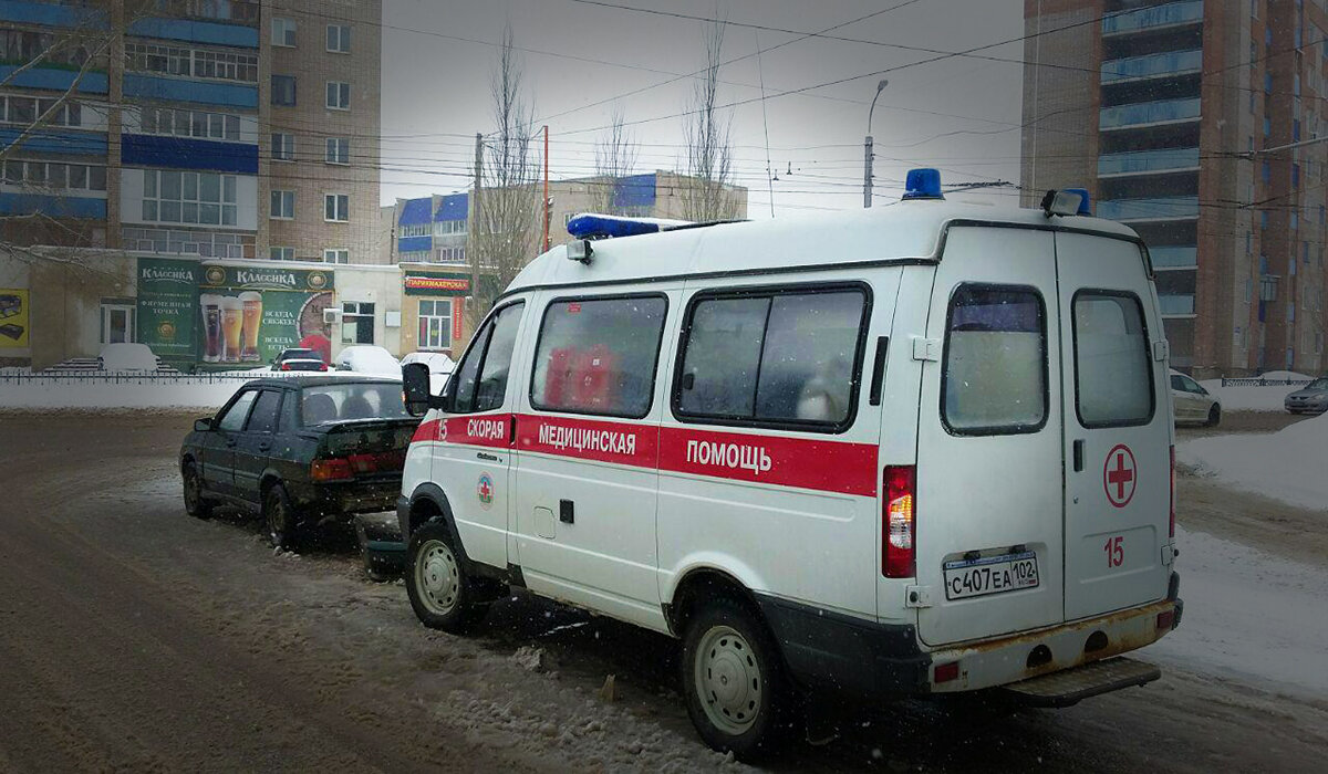 Пункт ПДД 1.2 говорит, что водитель обязан пропускать машину со специальными световыми и звуковыми сигналами, то есть: не создавать такому транспорту помех, не пересекать дорогу ему, освобождать транспортную полосу во время движения. Источник фото: https://clck.ru/Sn6bd