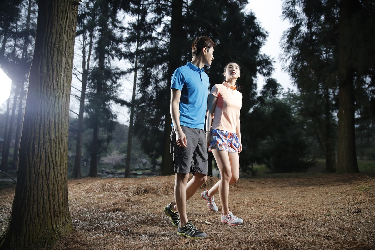 Стоять видеться. Общие интересы. Man and woman Walking. Общие интересы друзей. A man and a woman in the Forest.