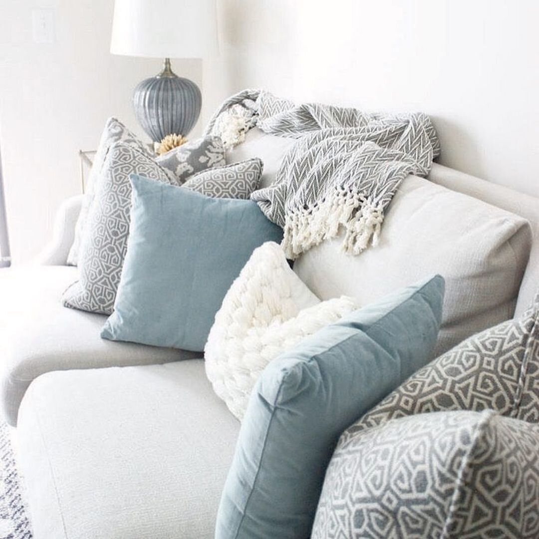 бежевый диван с бирюзовыми подушками в интерьере
