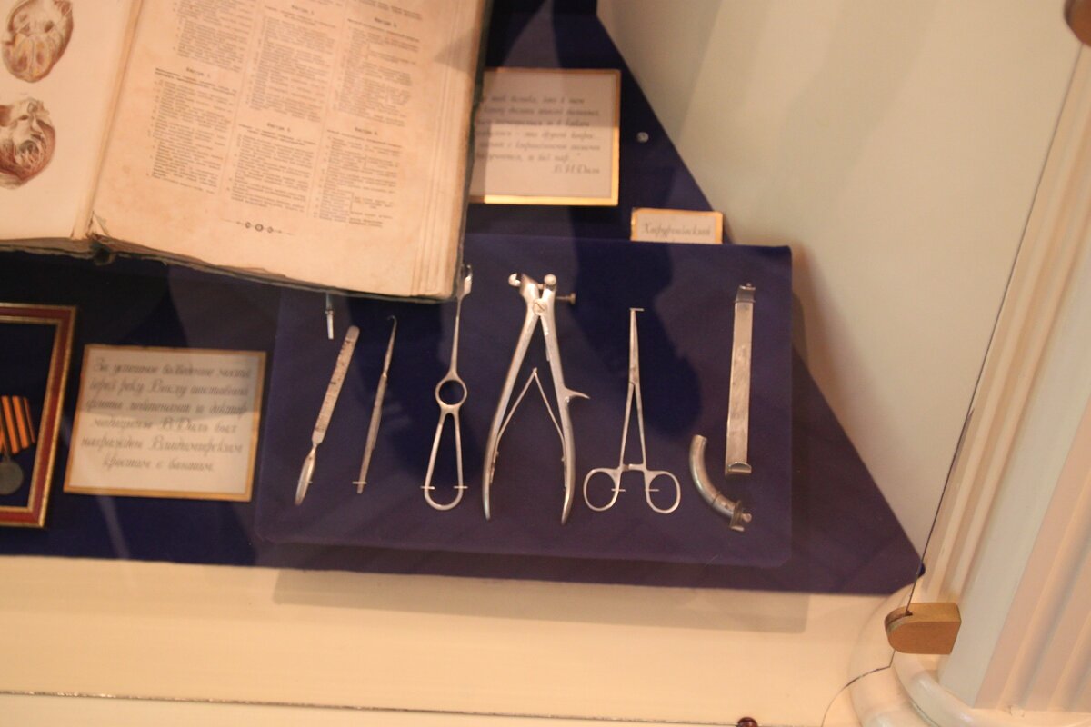 Инструменты полевого хирурга.