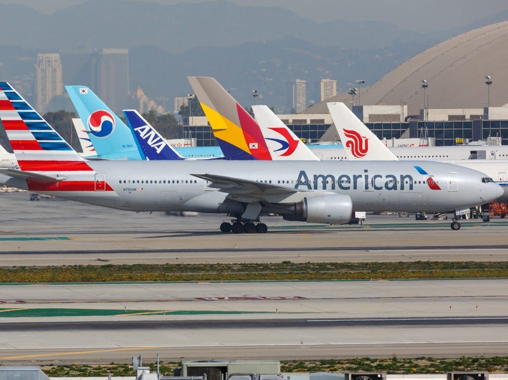 Boeing 777-200 American Airlines в международном аэропорту Лос-Анджелеса. Фото: Markus Mainka/Shutterstock.com