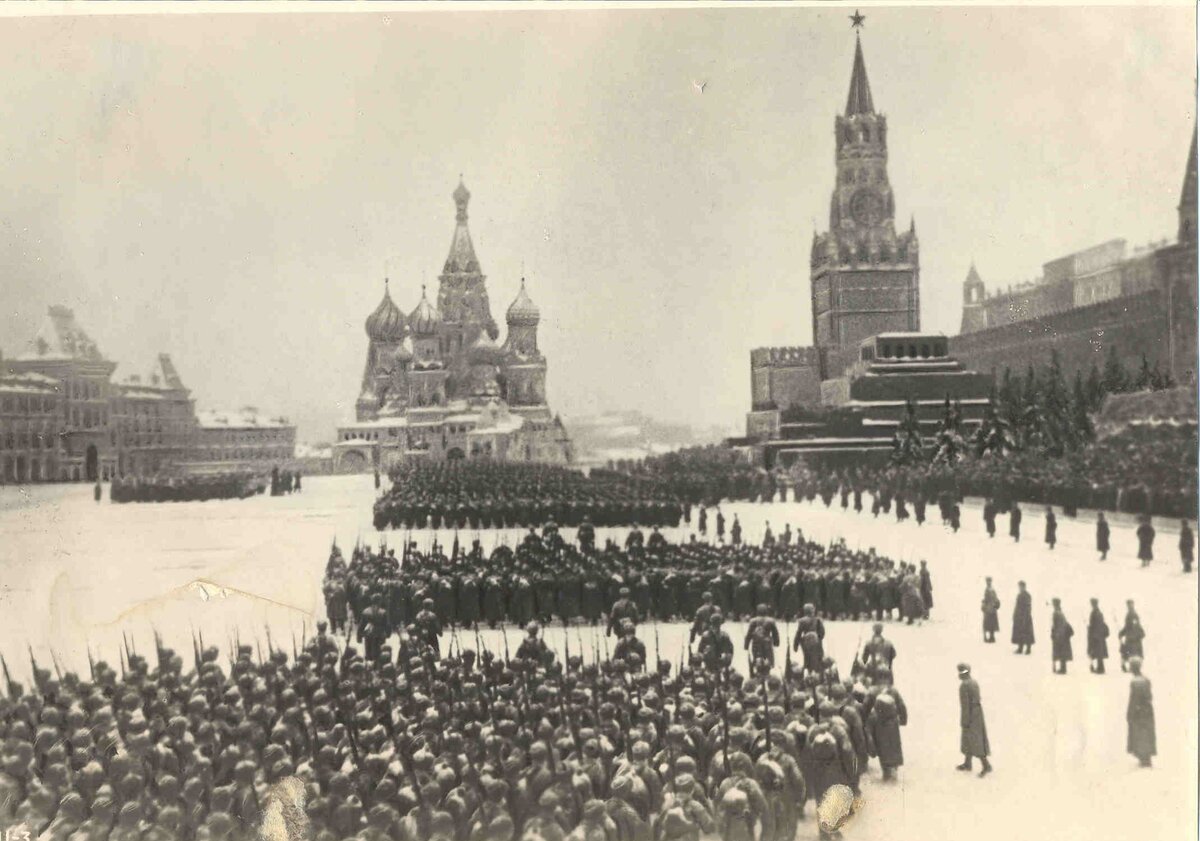 Москва 7 ноября 1941 года. Военный парад 7 ноября 1941 года в Москве. Парад на красной площади 1941. Парад 7 ноября 1941 года в Москве на красной площади. Парад на красной площади 7 ноября 1941 г..