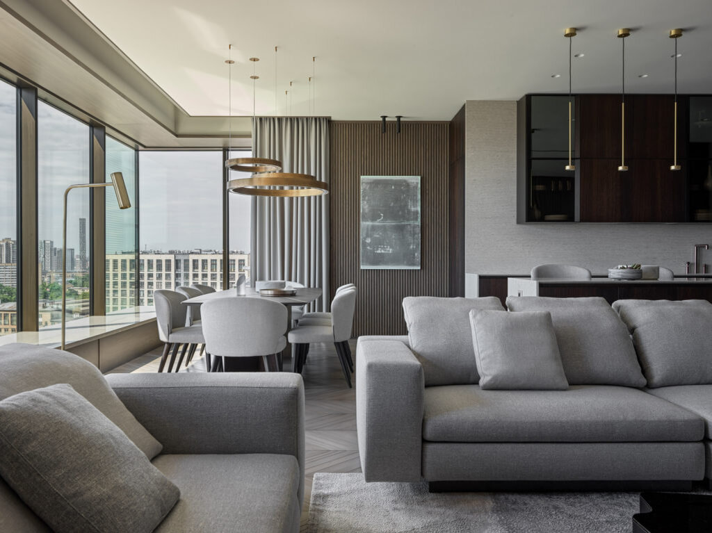 Гостиная. Диван, Minotti; стол, Arketipo; стулья, Minotti; люстра над столом, Henge; торшер, CTO Lighting; ковер, Kovёr Store; паркет, Shake Luciano Zonta; кухня, Poliform; светильники над барной стойкой, Giopato & Coombes; шторы, Mark Alexander; технический свет, Kreon. Стеновые панели по эскизам авторов проекта изготовлены в Shake Luciano Zonta. На обеденном столе — блюда из “Трио-Интерьер” и фигуры из стекла, Moon-stores; работа Ольги Гротовой Untitled из галереи Azot.
