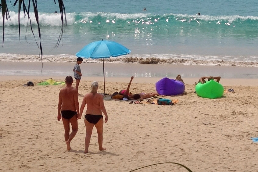 Фото: туристы из Европы на пляже Най Харн на Пхукете. Как вы думаете, почему эта женщина нарушает правила внешнего вида на пляже в Таиланде?