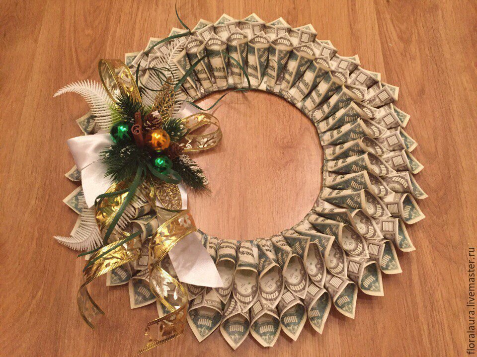 Венок из денежных купюр. 