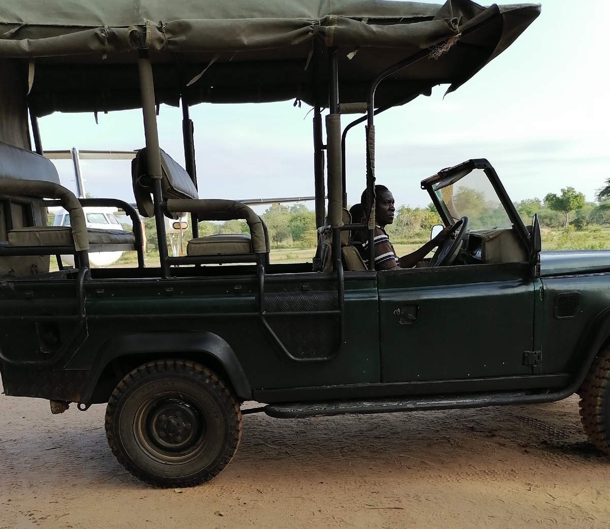 сафари транспорт - открытые полноприводные внедорожники с рассадкой по принципу высоко сижу - далеко гляжу 