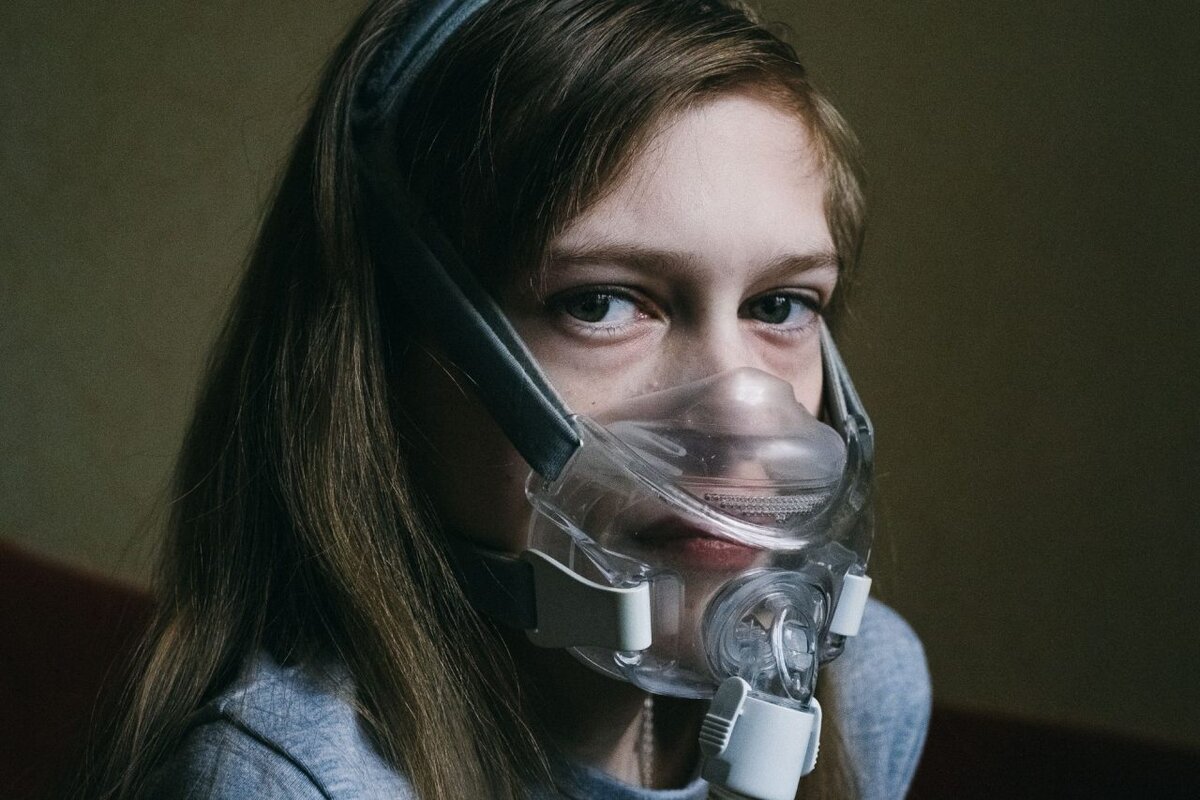 Пока Оля могла, она ходила в школу. Когда узнали о затемнении в легких, Олю направили в туберкулезную больницу. После этого учительница в школе считала Олю заразной и даже прогоняла с урока, когда та сильно кашляла