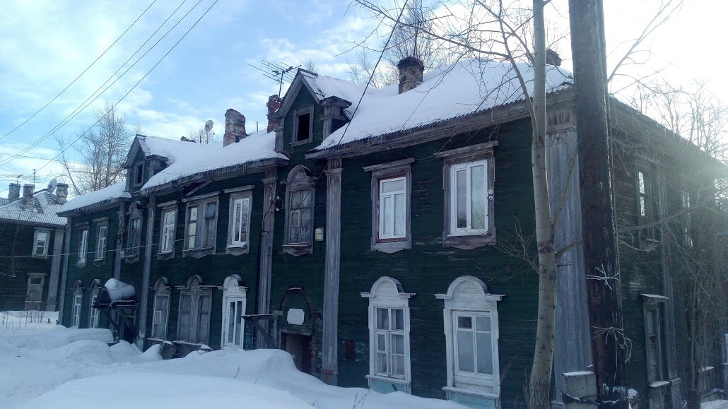 Этот дом сошёл со свай, сев на грунт. Жить здесь уже нельзя. Фото автора