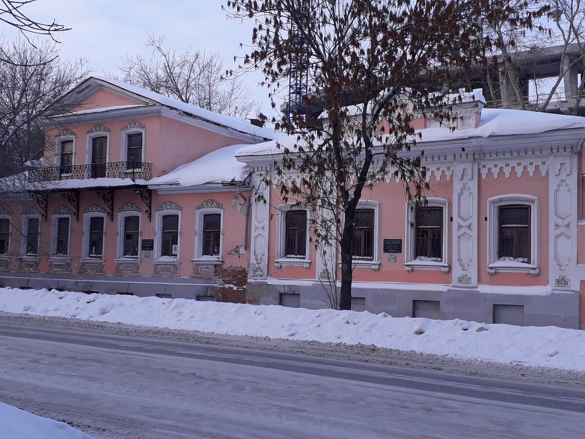 Двухэтажный дом со флигелем, принадлежавший купцам Казанцевым. Фото автора.