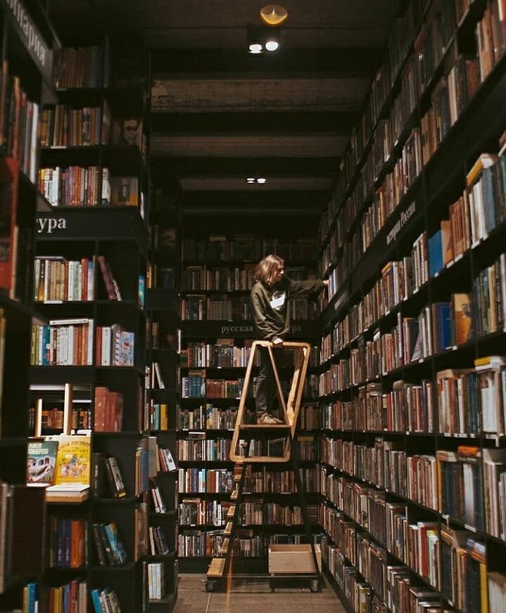 К Фестивалю Смелых книг из Нидерландов и Фландрии добавляются новые книжные адреса! Приветствуем Пермь! На фото пермский книжный "Пиотровский"  @piotrovsky_perm - мистически прекрасный, с исландской моделью книготорговли.