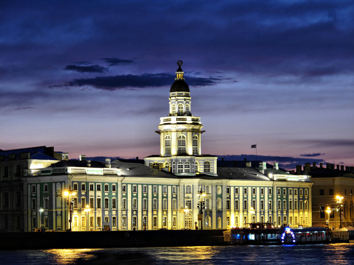 Первые музеи санкт петербурга. Кунсткамера Санкт-Петербург. Петергоф Кунсткамера. Кунсткамера в Петербурге. Кунсткамера Санкт-Петербург архитектура.