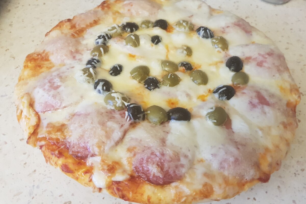 Пицца с колбасой и моцареллой. Домашний вариант.