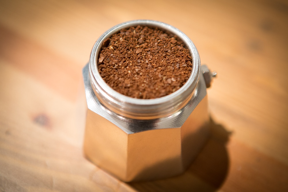 Какой помол для кофеварки. Помол для гейзерной кофеварки Chestnut c2. Кофе молотый Мока-помол. Кофе молотый для гейзерной кофеварки. Помол для кофемашины