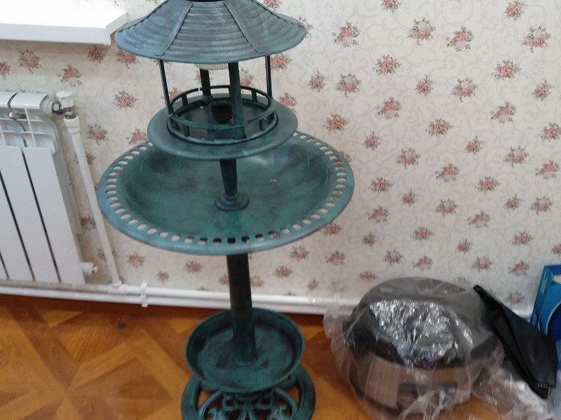 Фото декора в комнате дома. Мы пока живем отдельно, поэтому на полу некоторые вещи, в том числе коптильня