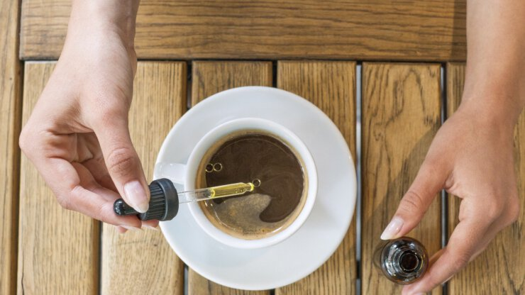 Каннабидиол, более известный как CBD (КБД), - это природный экстракт каннабиса или обычной конопли. В последнее время СBD приобрел такую популярность в Соединенных Штатах, что трудно представить место, где его не продают, или заболевания, которые им не лечат.