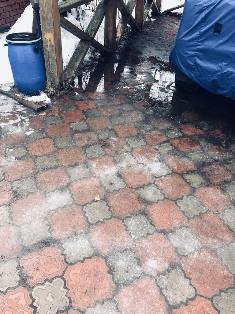 Чтобы добраться до машины, надо сначала красиво прокатиться по льду, а потом пройти по луже. Везде фото автора. 